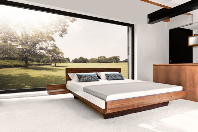 Hüsler Nest Bettgestell Moon in Massivholz Nussbaum mit weissen Seitenladen und Einhängetablaren